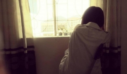 Mẹ kinh hoàng phát hiện con gái chết bên cửa sổ